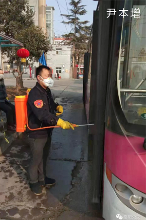 抗擊疫情，讓黨旗飄揚(yáng)在公交防控一線