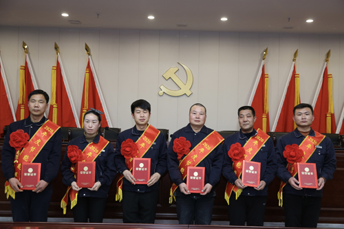 0204 節(jié)能能手從左至右依次為 石亞杰、沈小慶、楊興忠、于俊國、權(quán)振利、吳偉偉.jpg