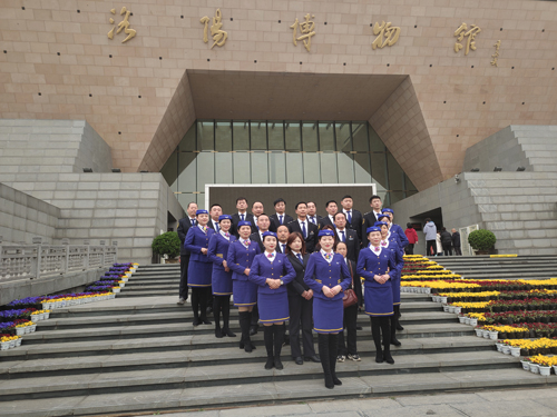 瞧！春分時節(jié)的最美公交藍(lán)！