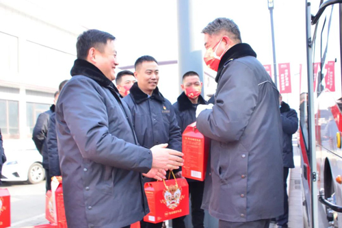 進(jìn)站點(diǎn)！集團(tuán)領(lǐng)導(dǎo)與一線職工共度新春