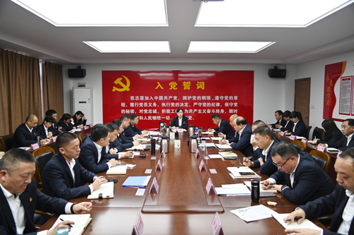 打好“收官戰(zhàn)” 謀好“開局篇”！洛陽(yáng)公交集團(tuán)召開11月董事長(zhǎng)月調(diào)度會(huì)02.JPG